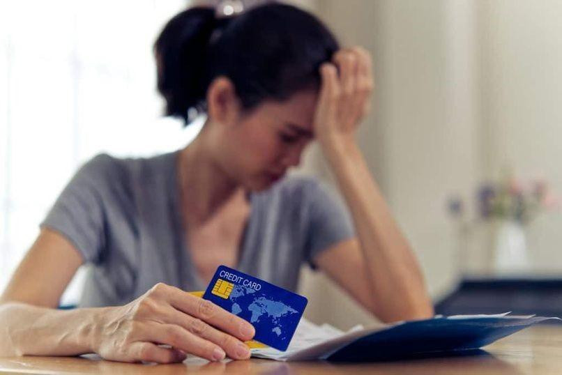 Người dùng rút tiền mặt từ thẻ tín dụng tại cây ATM theo quy trình hợp pháp của ngân hàng.