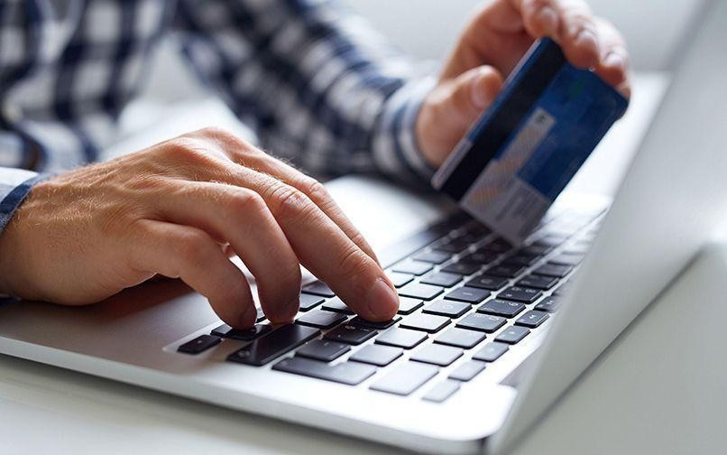 Hai hình thức đăng ký mở thẻ Visa: trực tuyến qua ứng dụng hoặc tại chi nhánh ngân hàng