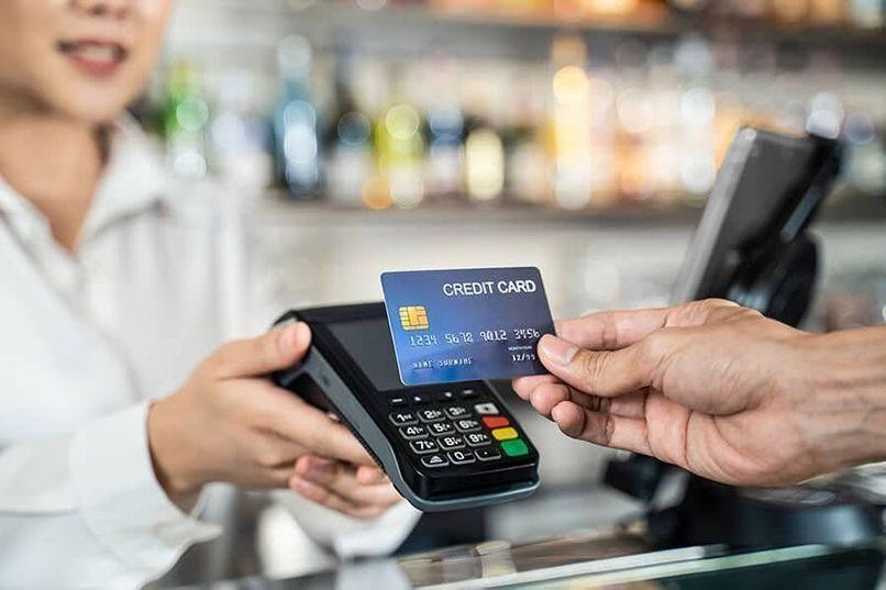 Người dùng thanh toán trực tuyến và trực tiếp bằng thẻ Visa tiện lợi