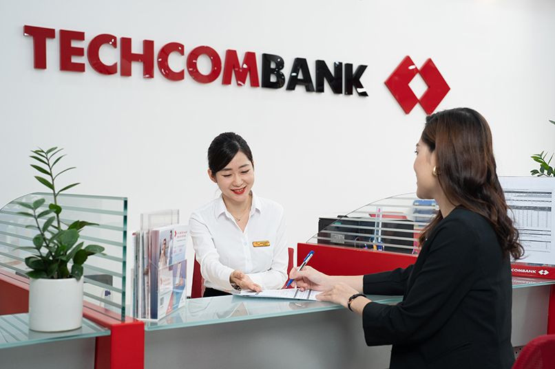 Nhân viên ngân hàng hỗ trợ khách hàng về trả góp nợ thẻ tín dụng