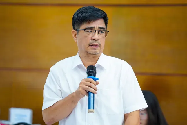 Đại diện Ban quản lý chợ Đồng Xuân nêu vấn đề của hộ kinh doanh