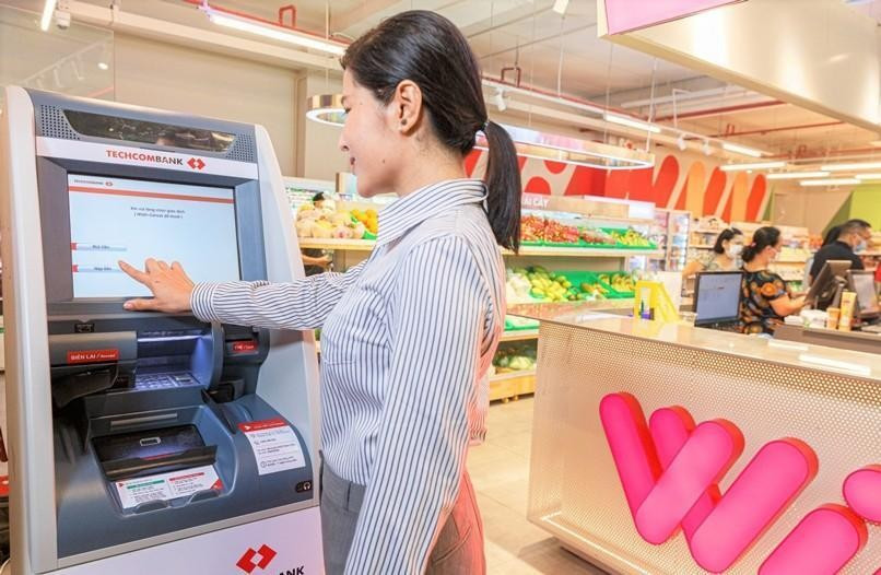 Rút tiền mặt tiện lợi tại cây ATM bằng thẻ Visa Debit hoặc Credit