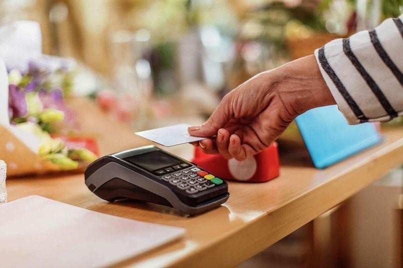 Thanh toán không tiếp xúc qua máy POS bằng thẻ Visa Debit