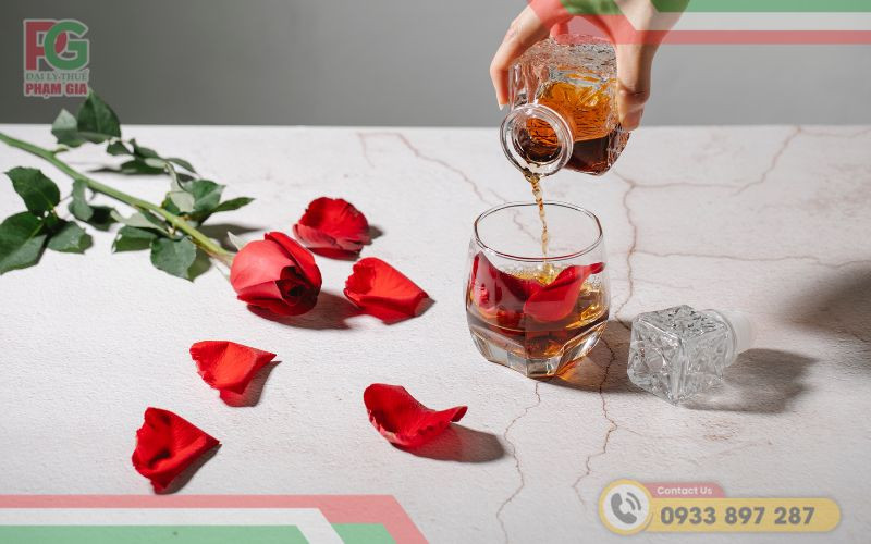 Biểu tượng chai rượu và cốc thủy tinh thể hiện các sản phẩm chịu thuế tiêu thụ đặc biệt