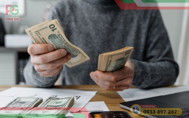 Người phụ nữ đang đọc tài liệu về chính sách thuế rượu mới nhất năm 2025