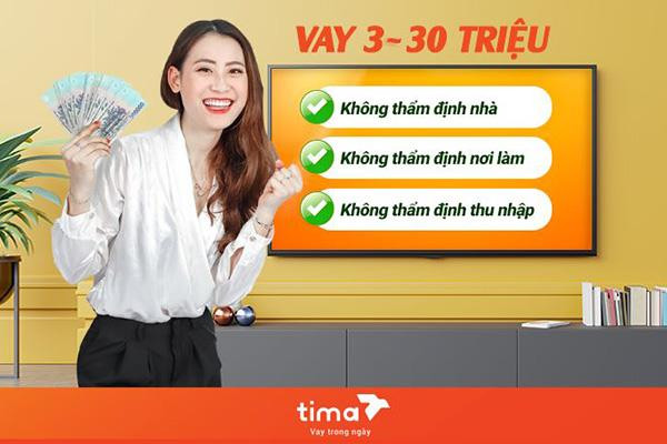 Người phụ nữ cầm cavet xe máy khi tìm hiểu về vay tiền bằng cavet xe không chính chủ