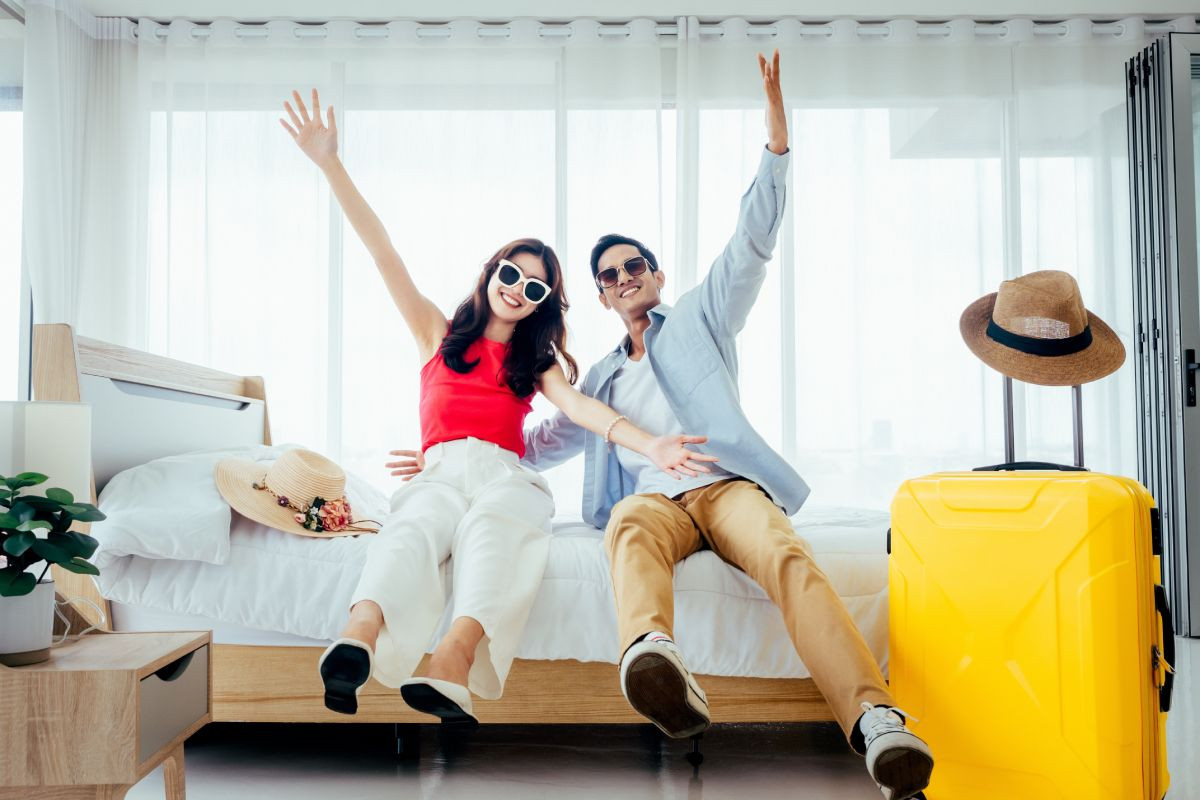 Người trẻ tuổi đang suy nghĩ về việc lập kế hoạch tài chính và mua bảo hiểm cho tương lai