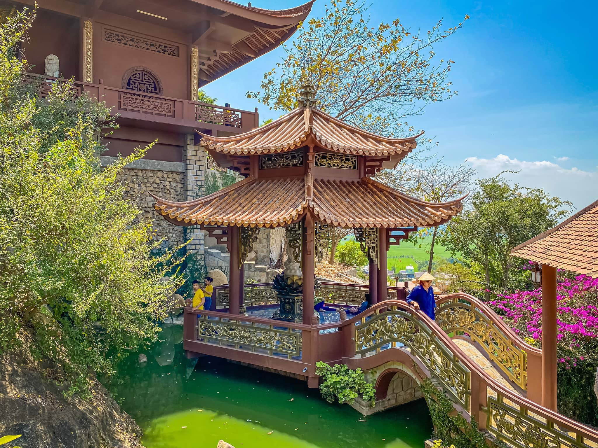 Chùa Hang Châu Đốc An Giang trên triền núi Sam