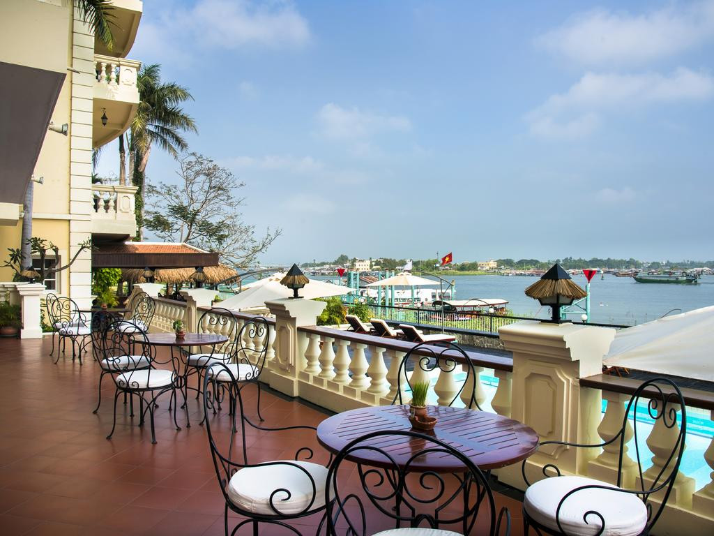 Victoria Châu Đốc sở hữu kiến trúc Pháp cổ điển và hồ bơi hướng sông