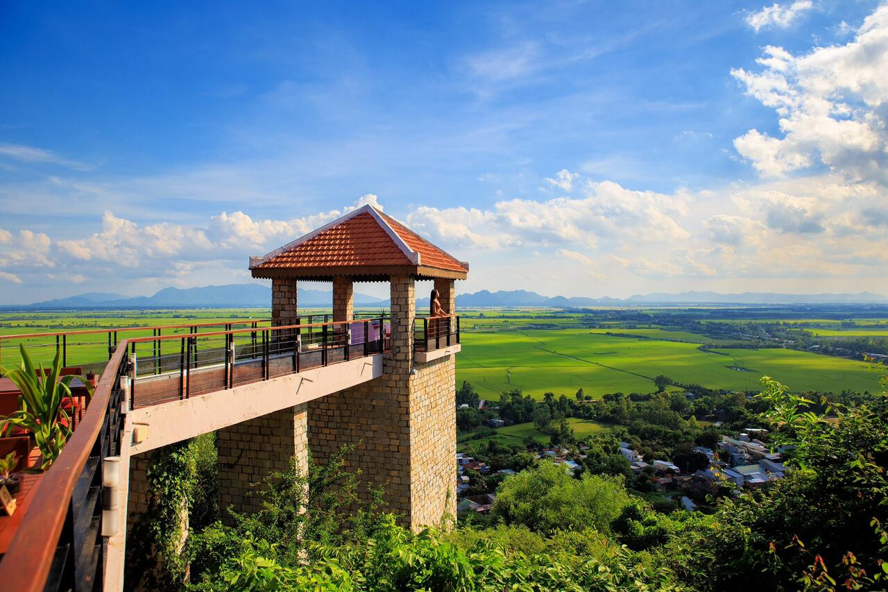 Victoria Nui Sam Lodge tọa lạc trên sườn núi Sam với tầm nhìn bao quát