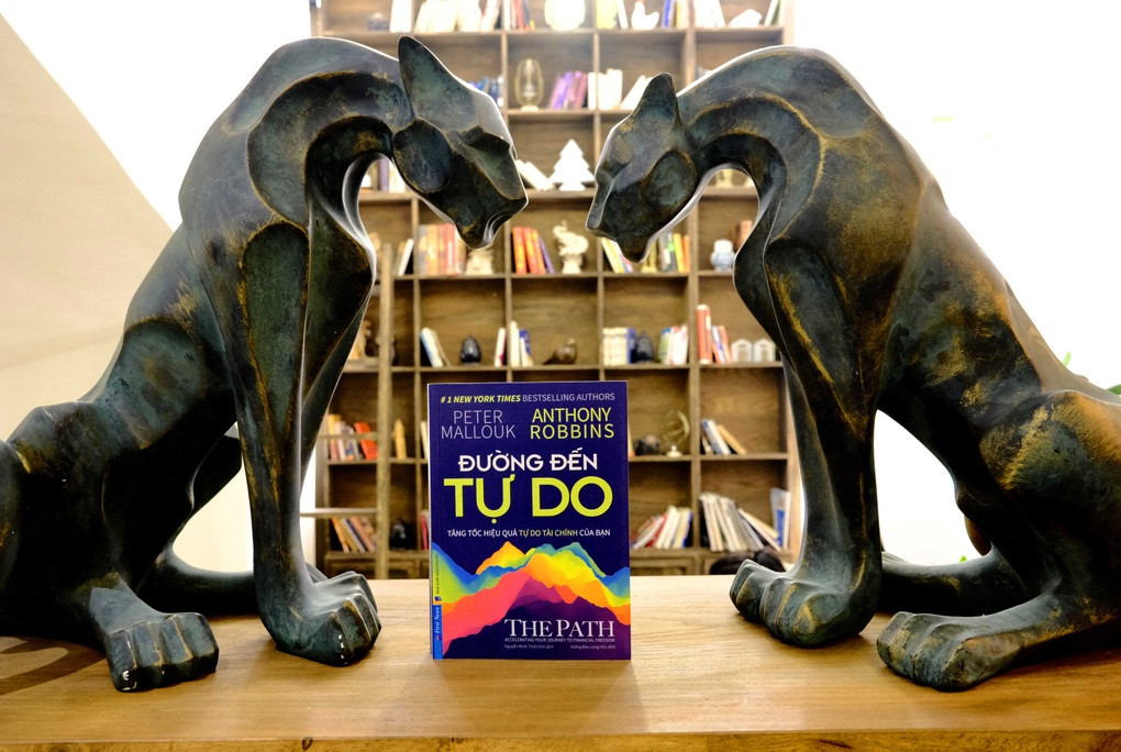 Hình ảnh biểu trưng cho sự hòa hợp giữa quản lý tài chính và niềm vui cuộc sống