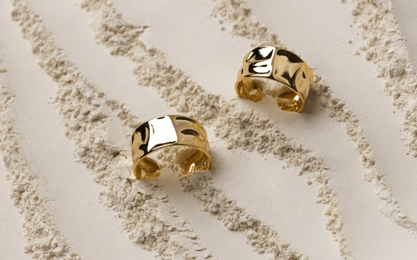 Vàng Ý 750 là lựa chọn phổ biến cho các loại trang sức như nhẫn, vòng cổ, lắc tay